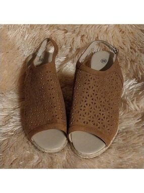 Ameri Mark Women Tan Linen Print 2" Wedge NWOT Size 8